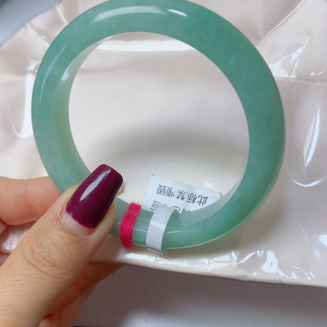 翡翠手镯未镶嵌五****?