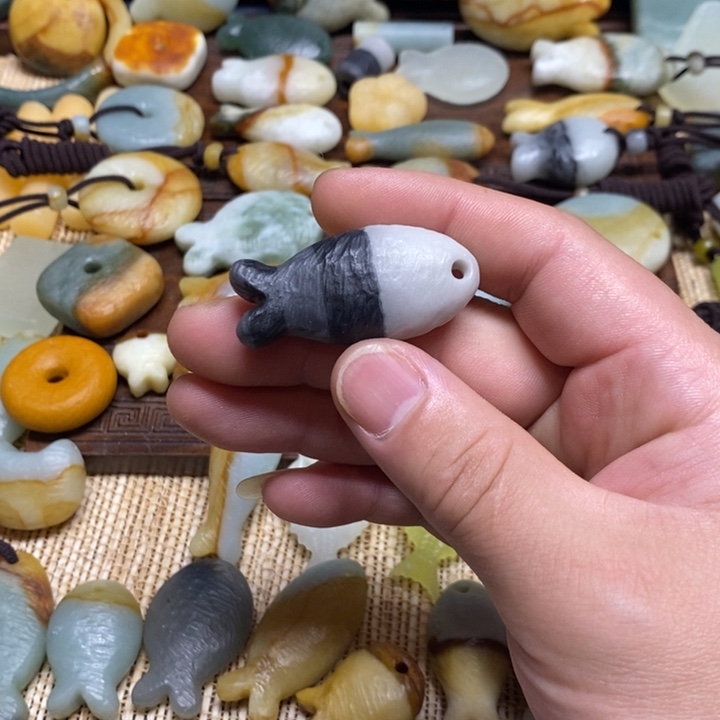 R***n蛇纹石玉未镶嵌颈饰