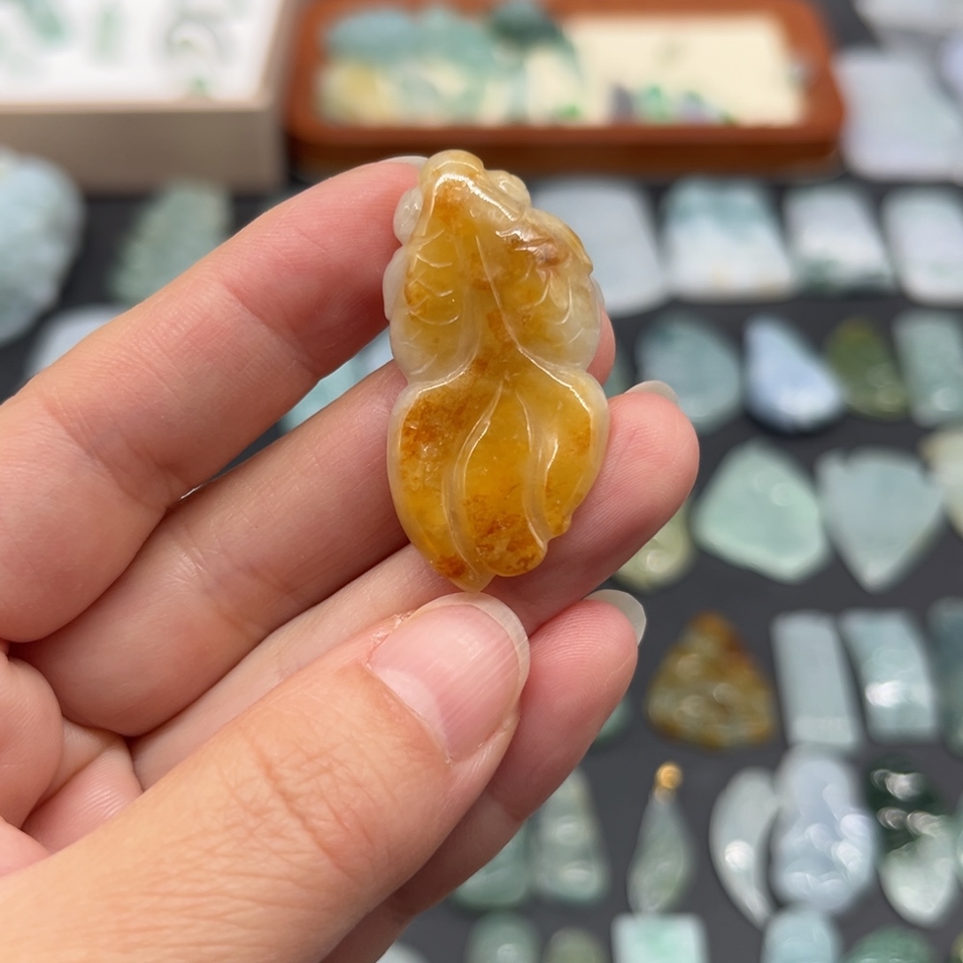 翡翠未镶嵌颈饰金鱼