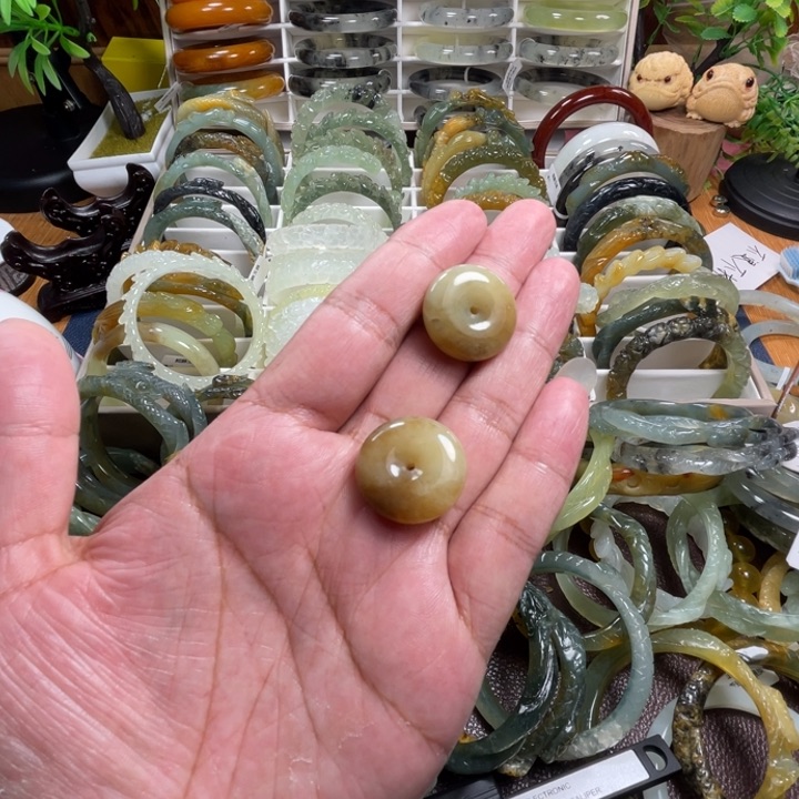 未镶嵌蛇纹石玉颈饰