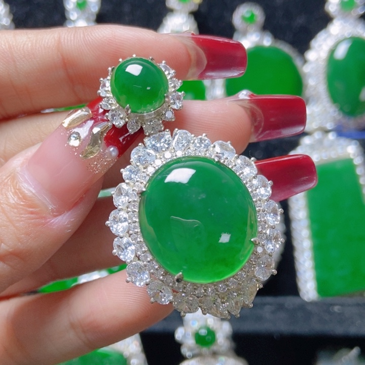 翡翠颈饰银S925镶嵌18。