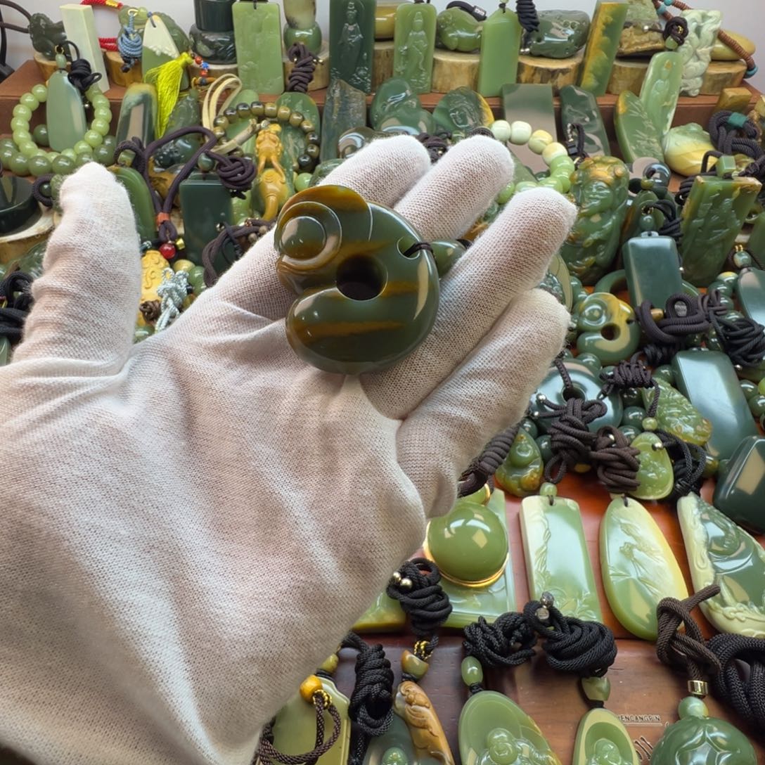 D***流岫岩老玉（透闪石质玉）未镶嵌颈饰