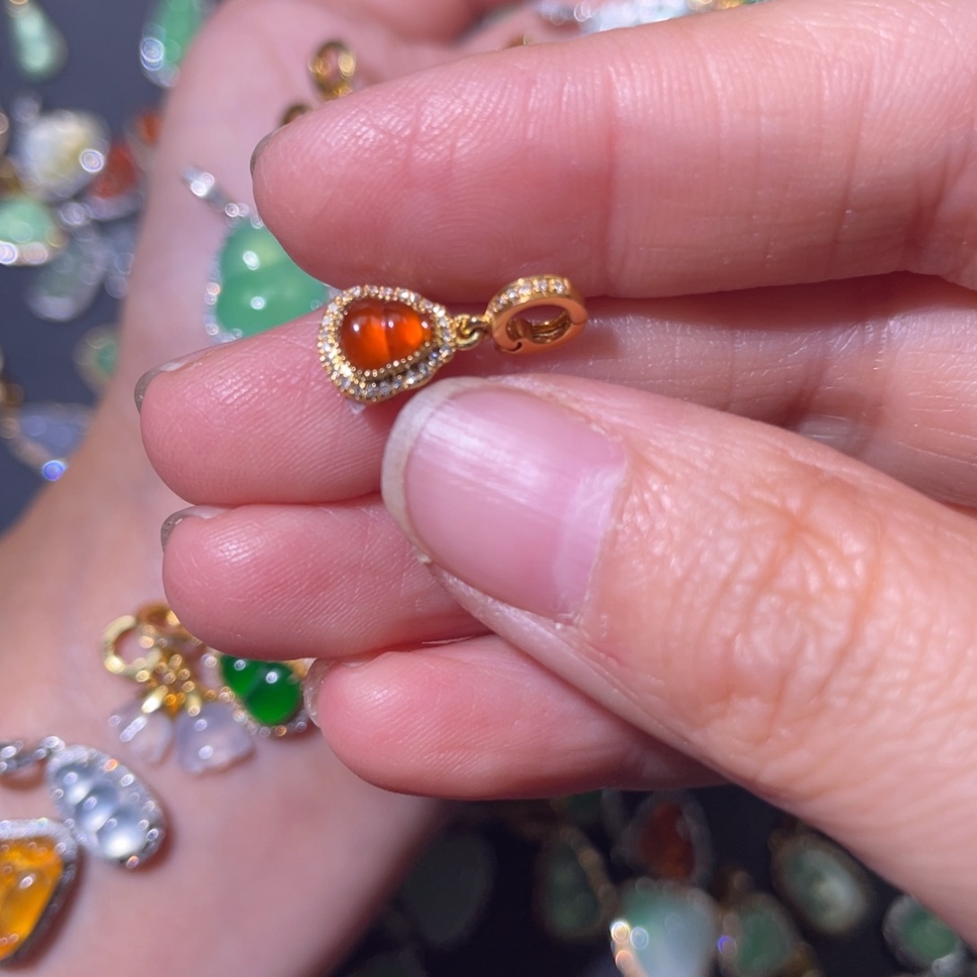 翡翠颈饰18K金镶嵌易*寶天然