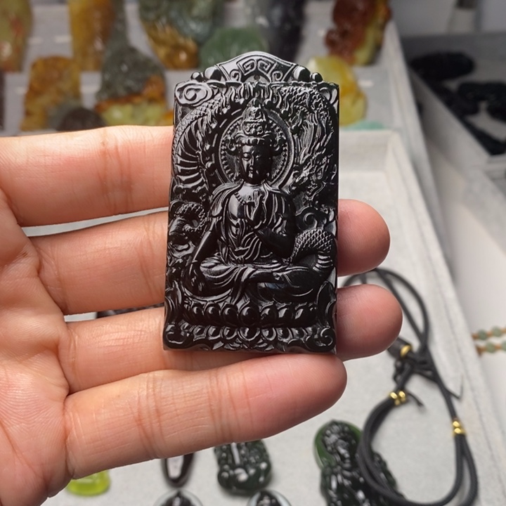 蛇纹石玉颈饰未镶嵌青****?