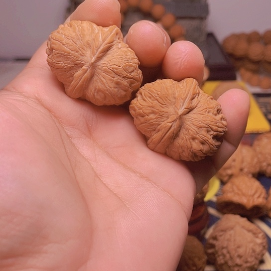 文玩核桃吊坠39色差浮黄平谷元宝