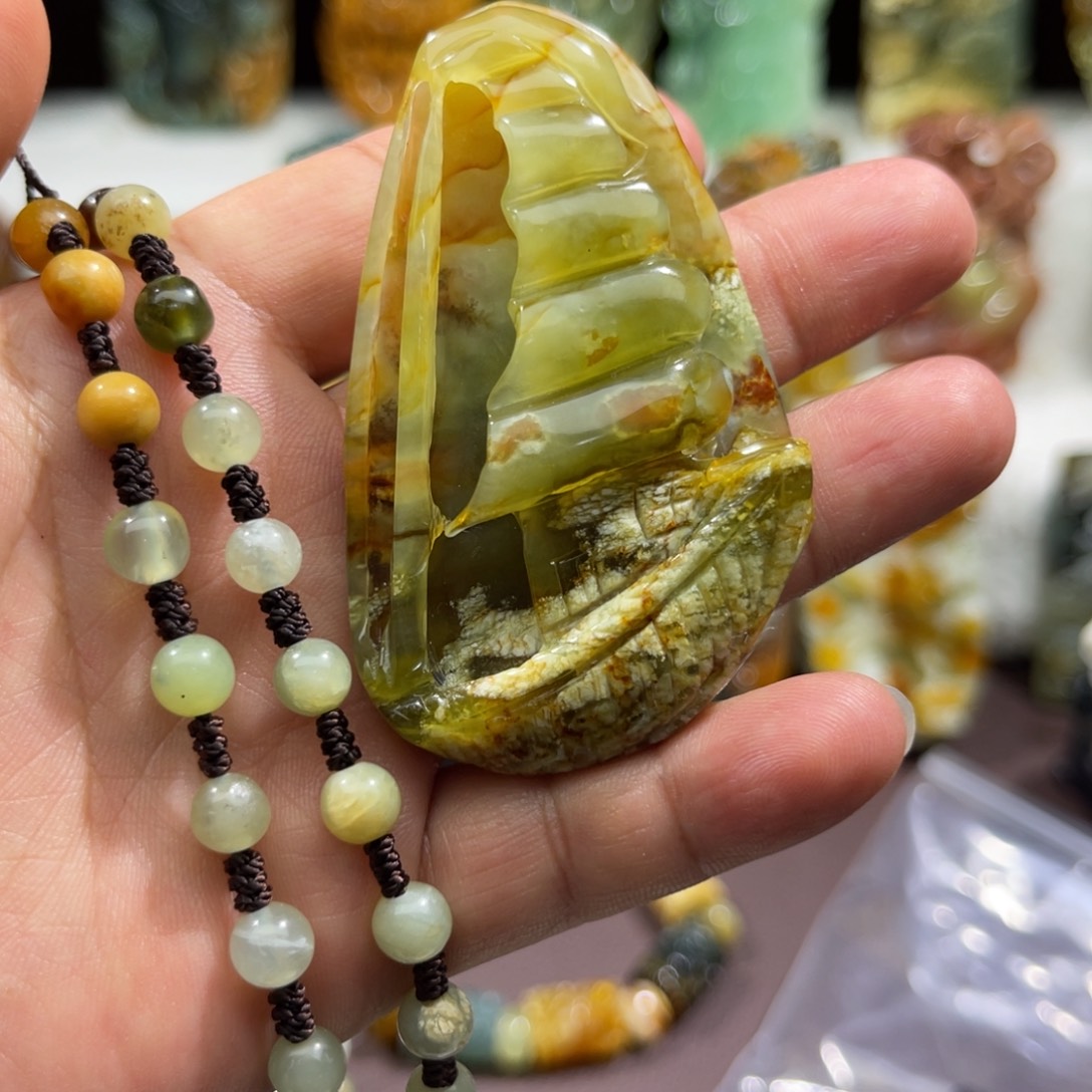 未镶嵌蛇纹石玉颈饰