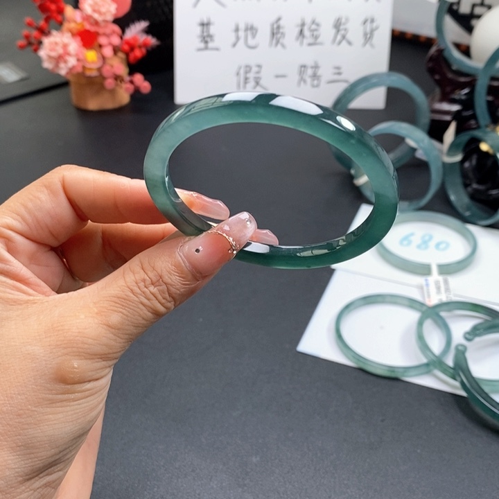 翡翠手镯未镶嵌雯***柜56尺寸