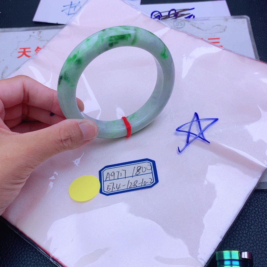翡翠手镯未镶嵌翡翠