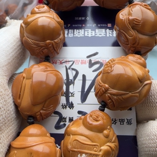 橄榄核吊坠隔**哥雕刻工艺