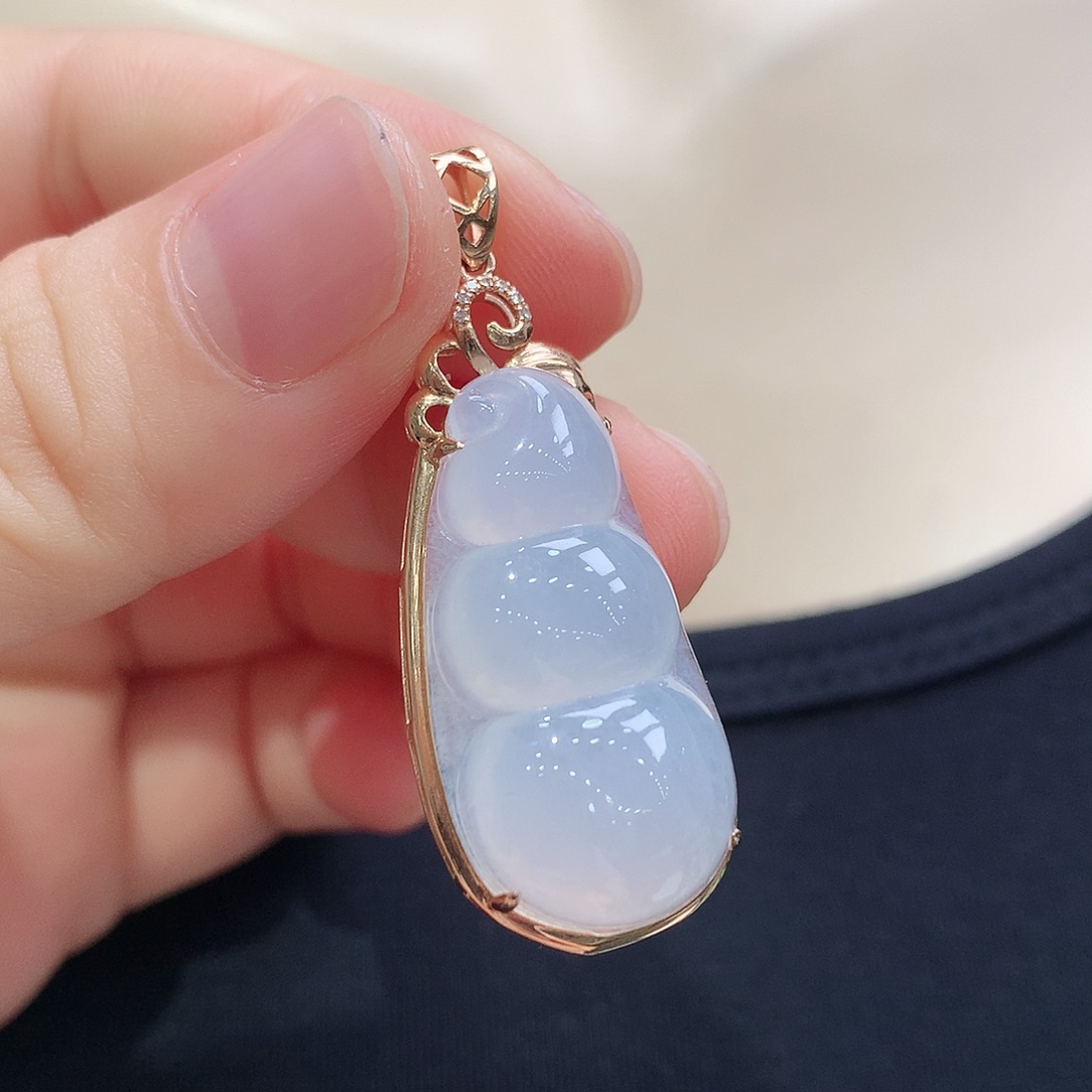 颈饰18K金镶嵌翡翠福豆