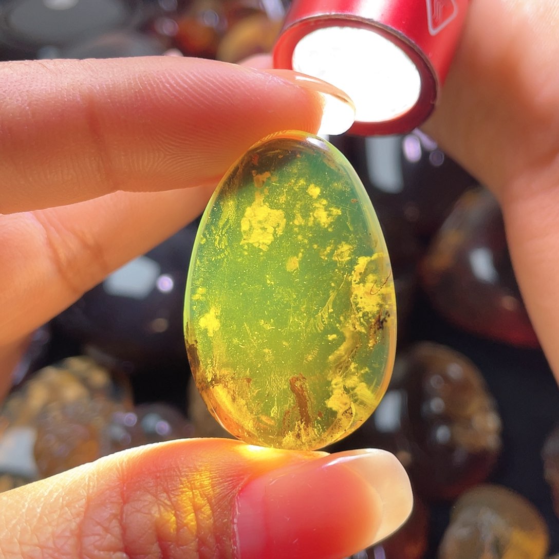 琥珀裸石未镶嵌？