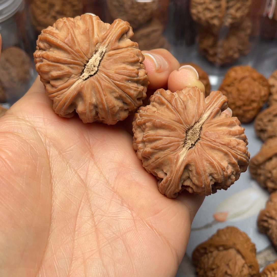 【闪购商品】文玩核桃吊坠卡姿兰………