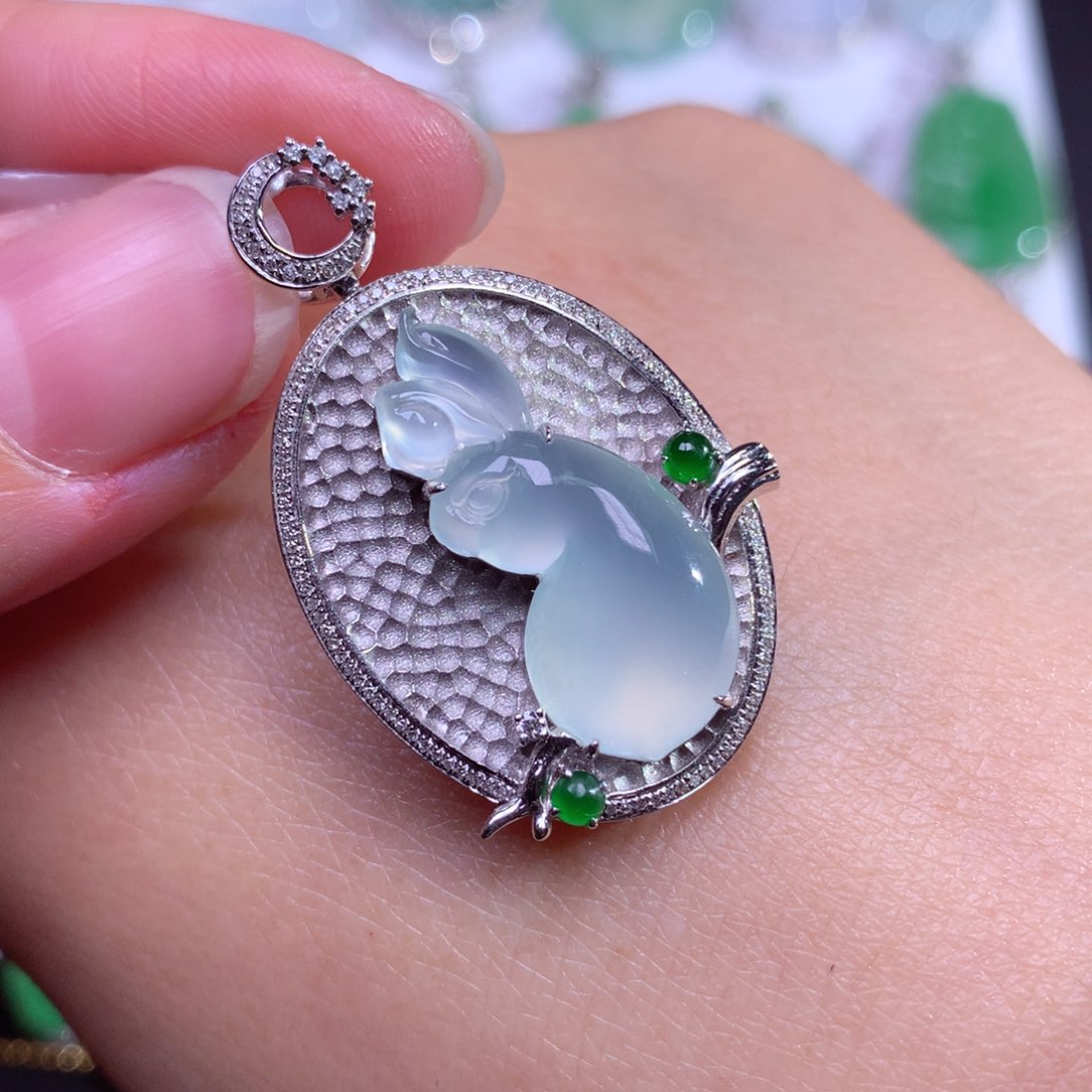 翡翠颈饰18K金镶嵌高冰大白兔设计款复古吊坠