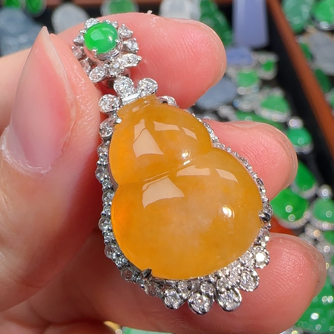 翡翠颈饰18K金镶嵌冰黄翡葫芦