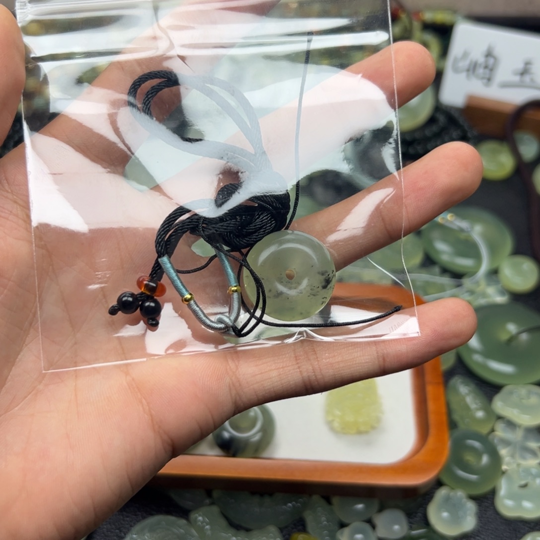 4***U蛇纹石玉未镶嵌颈饰水墨扣