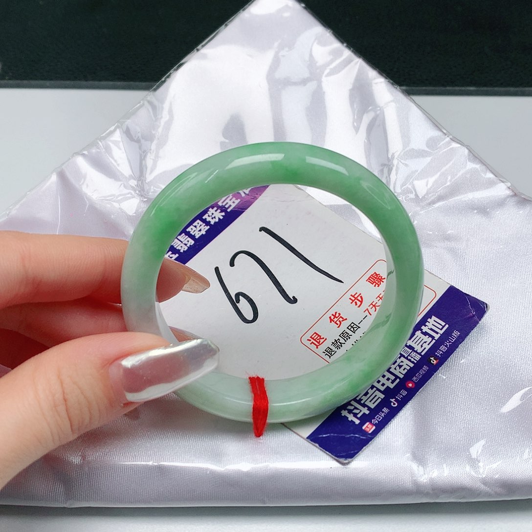 翡翠手镯未镶嵌翡翠手镯