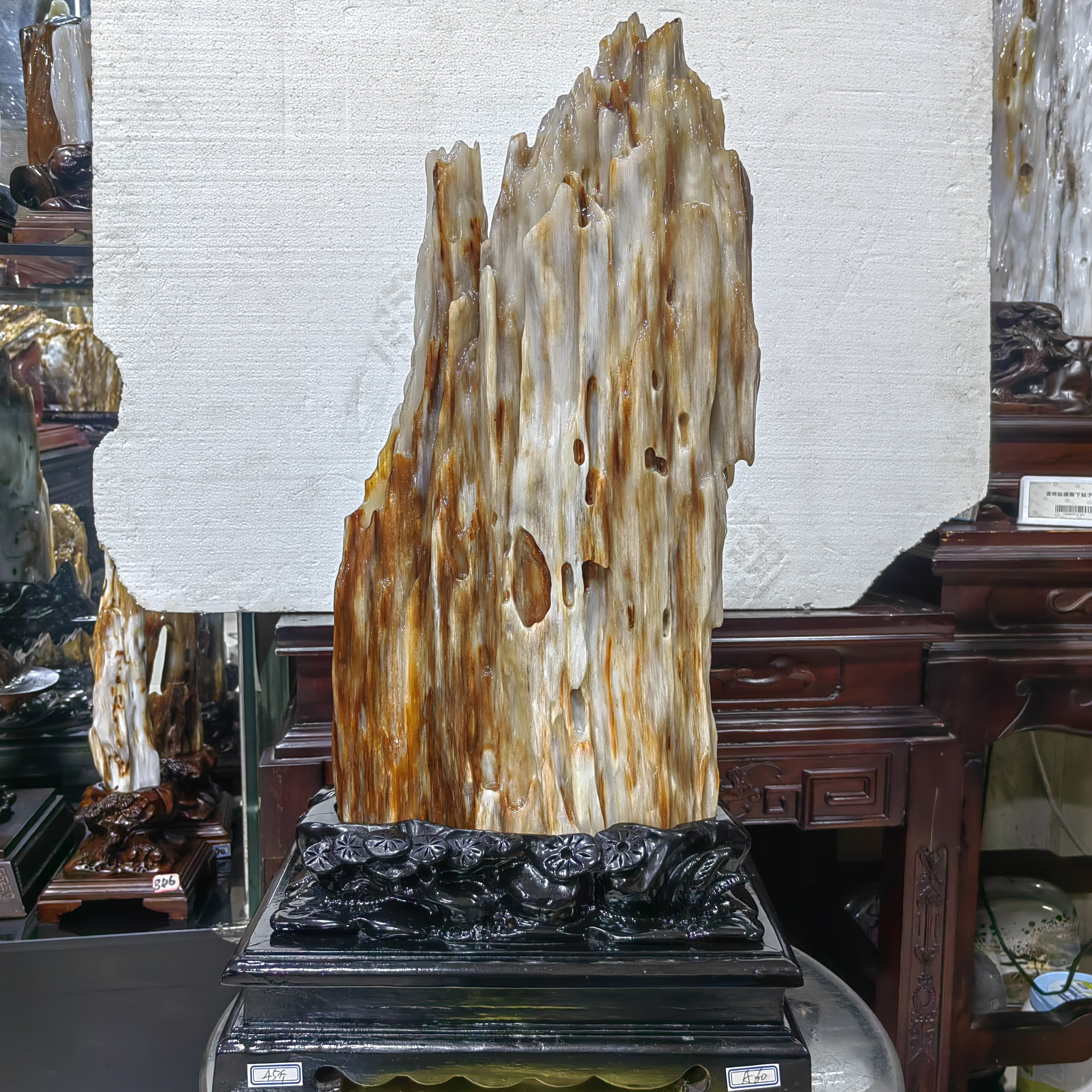 缅甸天然树化玉，连底座高68公分，裸石尺寸52/28/10长宽厚，重45斤