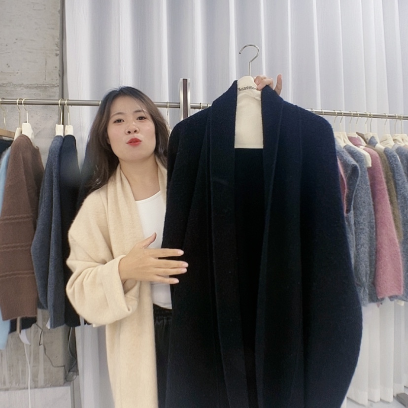 【闪购商品】黑色毛巾绣大衣