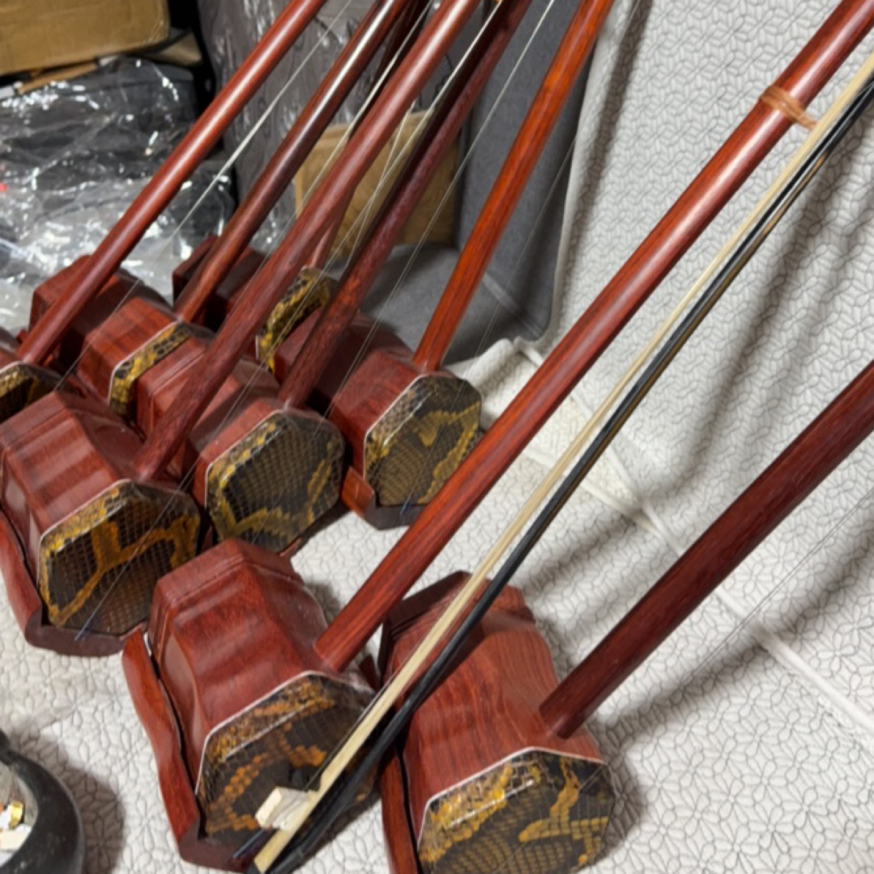 红木二胡厂家直销机轴骨雕