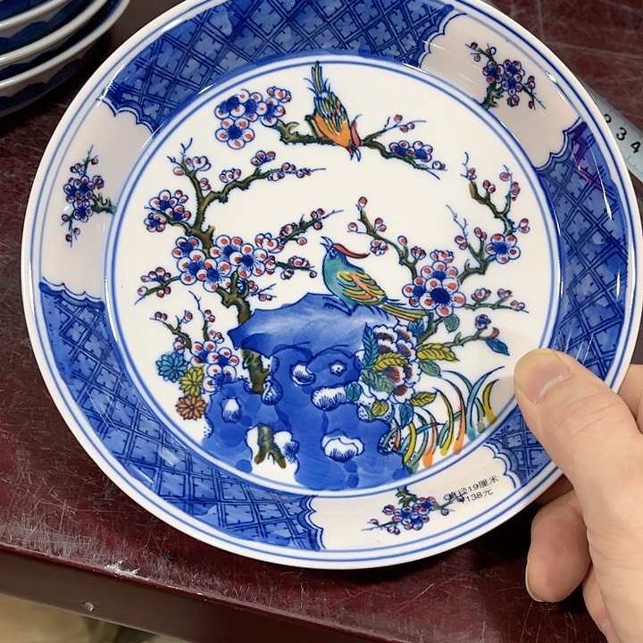 瓷片////直径19厘米。红。