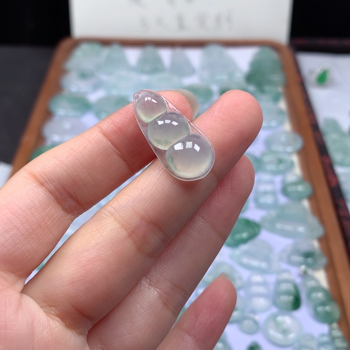 颈饰未镶嵌翡翠冰种飘花福豆