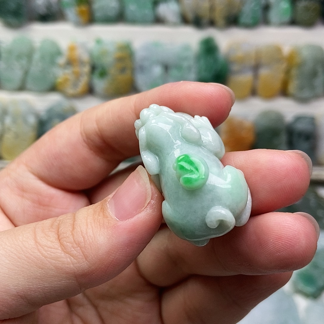翡翠未镶嵌吊坠(赠链)