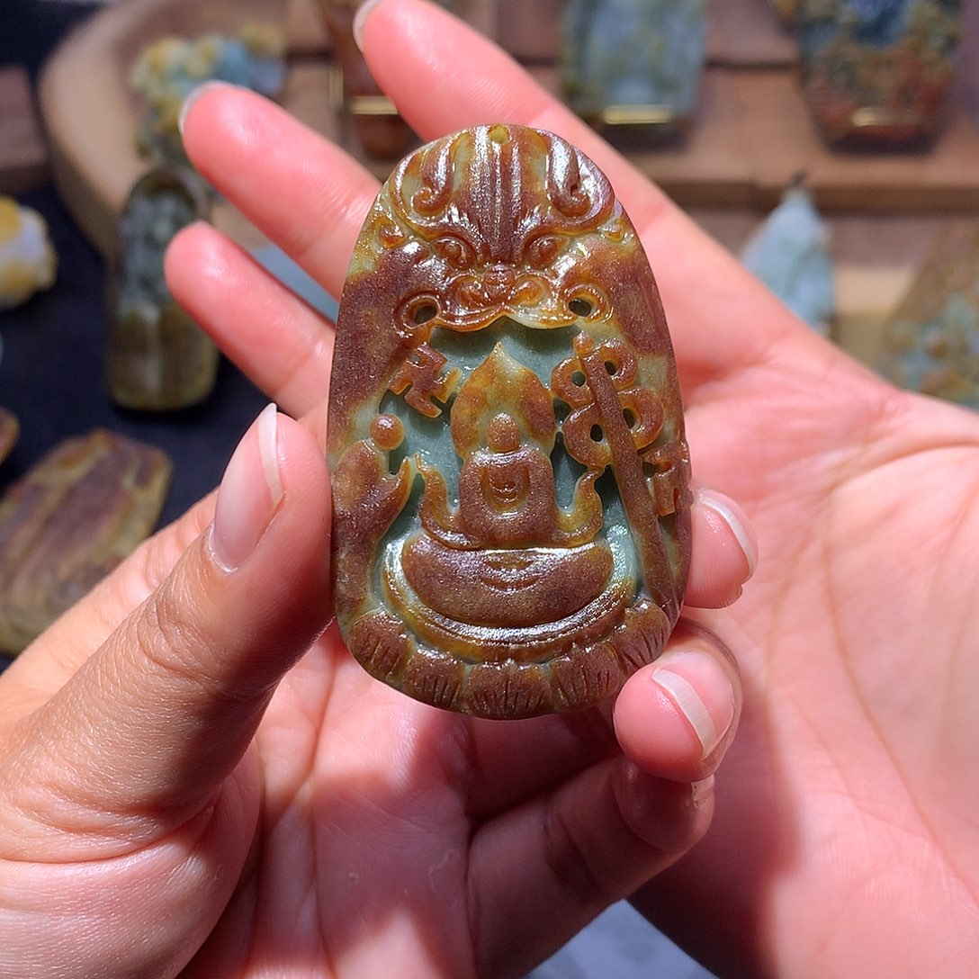 黑***风定制翡翠未镶嵌天然翡翠