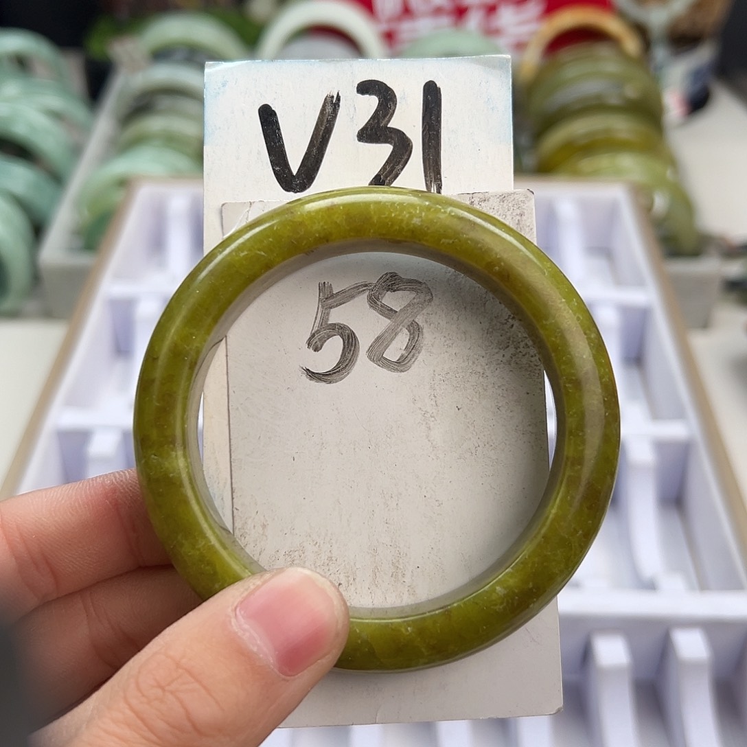 岫玉手镯未镶嵌天然岫玉微瑕，可以正常佩戴