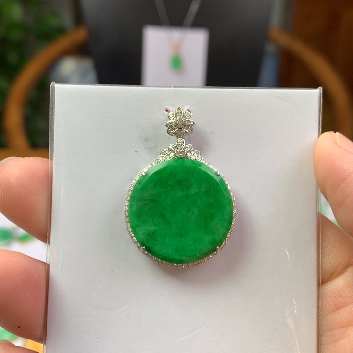 翡翠18K金镶嵌颈饰翡翠吊坠