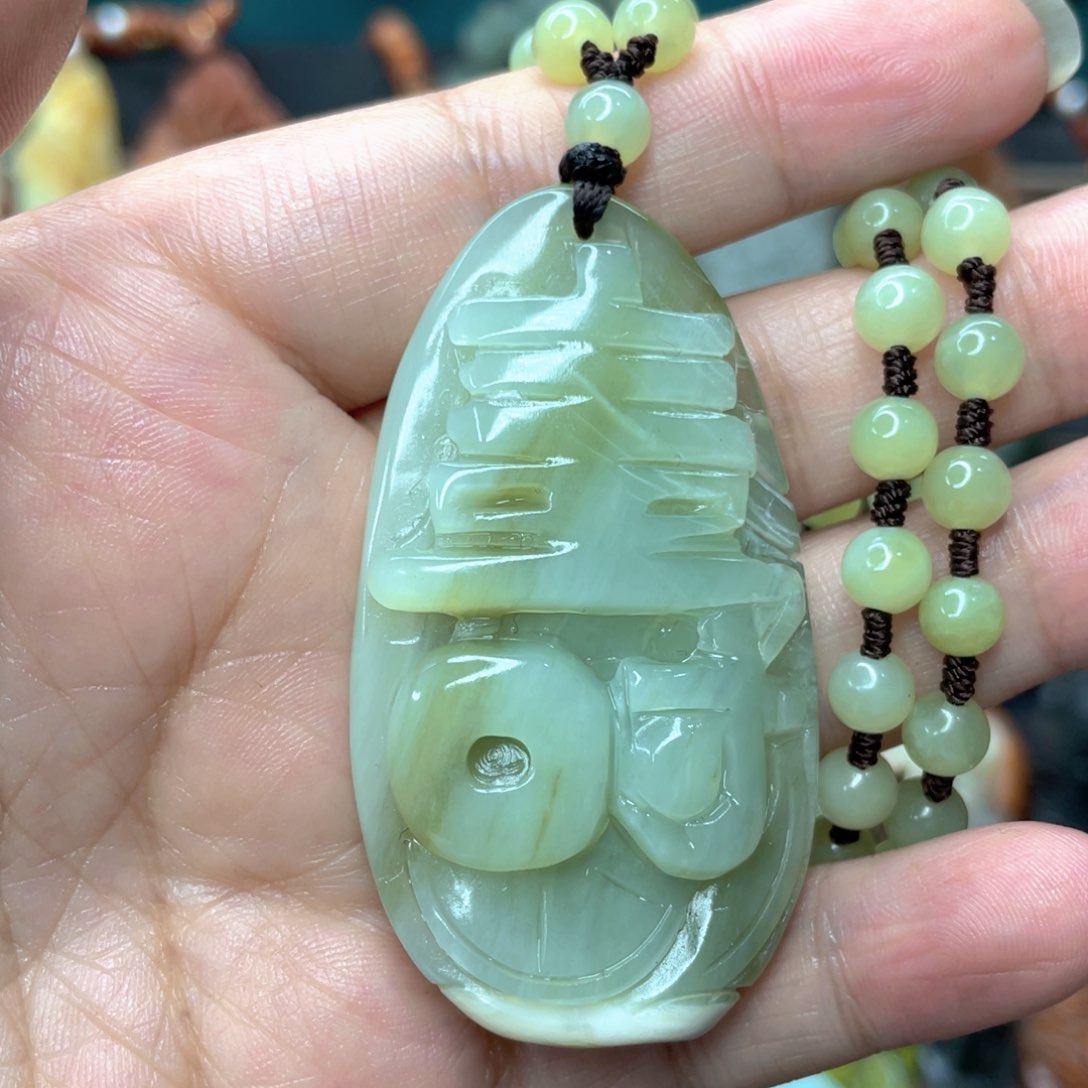 蛇纹石玉颈饰未镶嵌