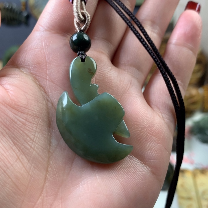 透闪石质玉挂件未镶嵌