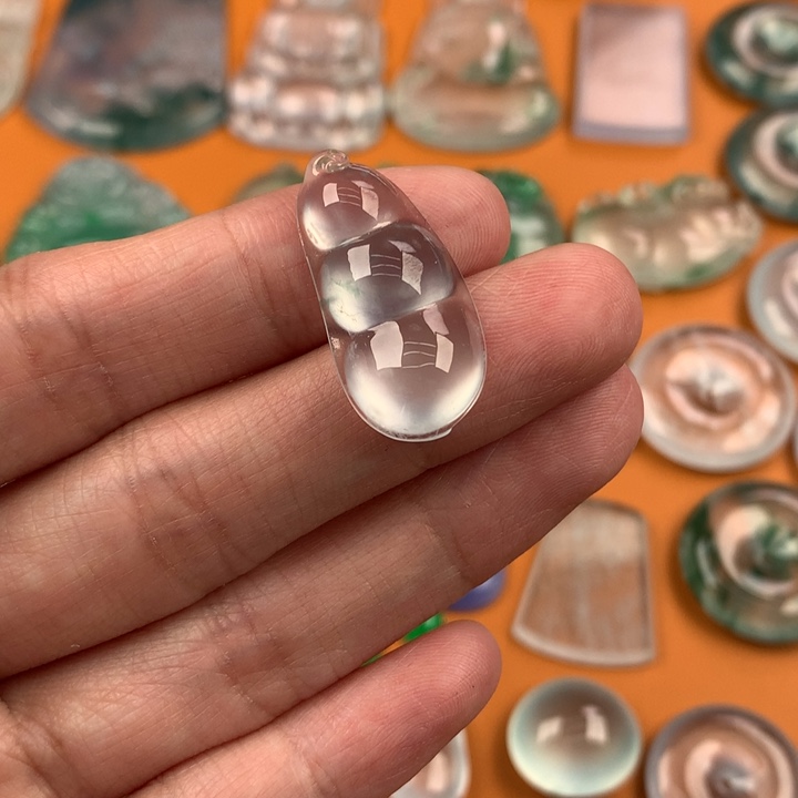 翡翠挂件未镶嵌….