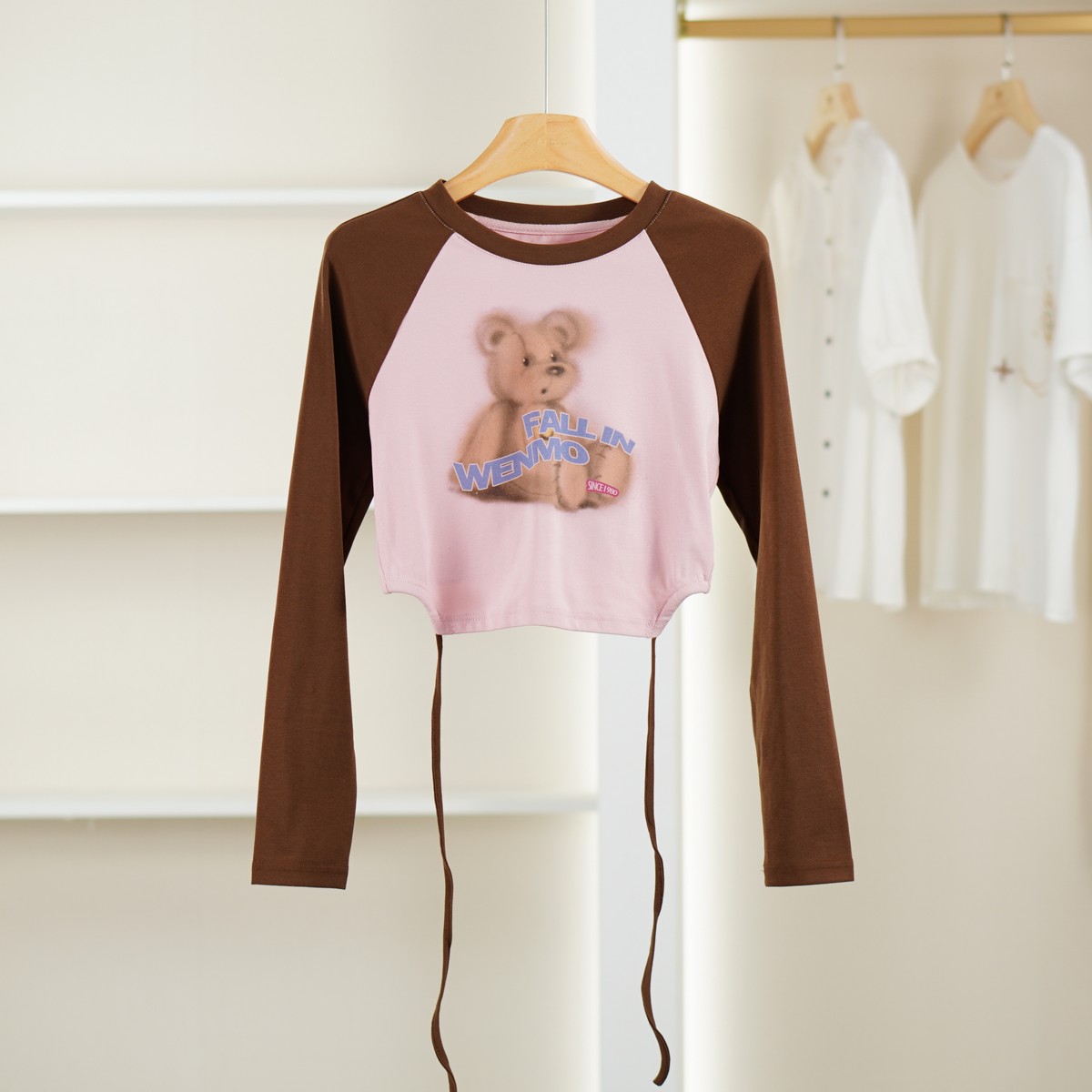 麦迪尚品【文M】51105963 时尚短款撞色拼接上衣春秋女品牌折扣