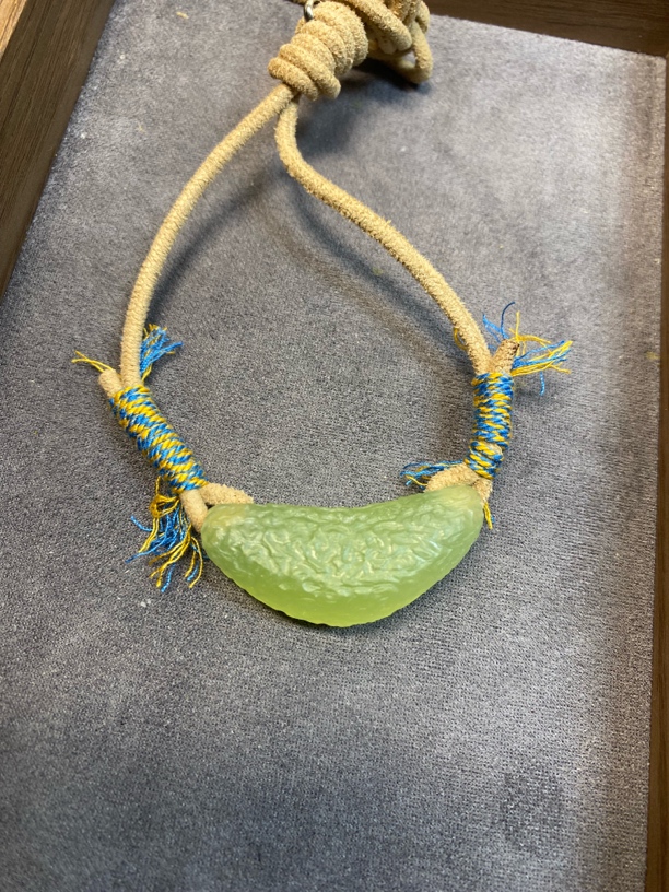 纯天然岫玉手工锤纹雕刻挂件