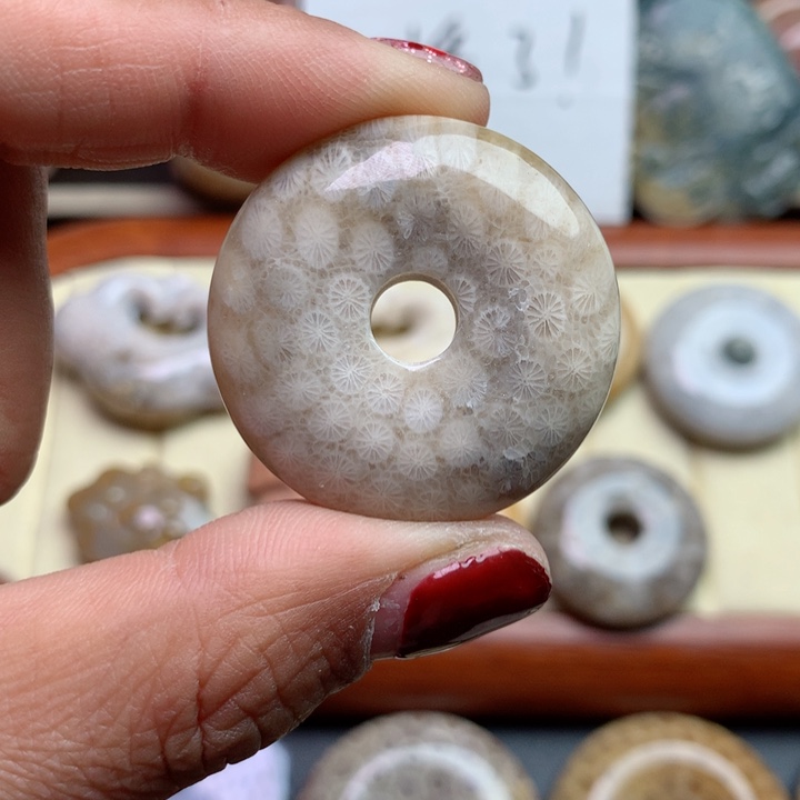 硅化珊瑚（珊瑚玉）颈饰足银镀金镶嵌