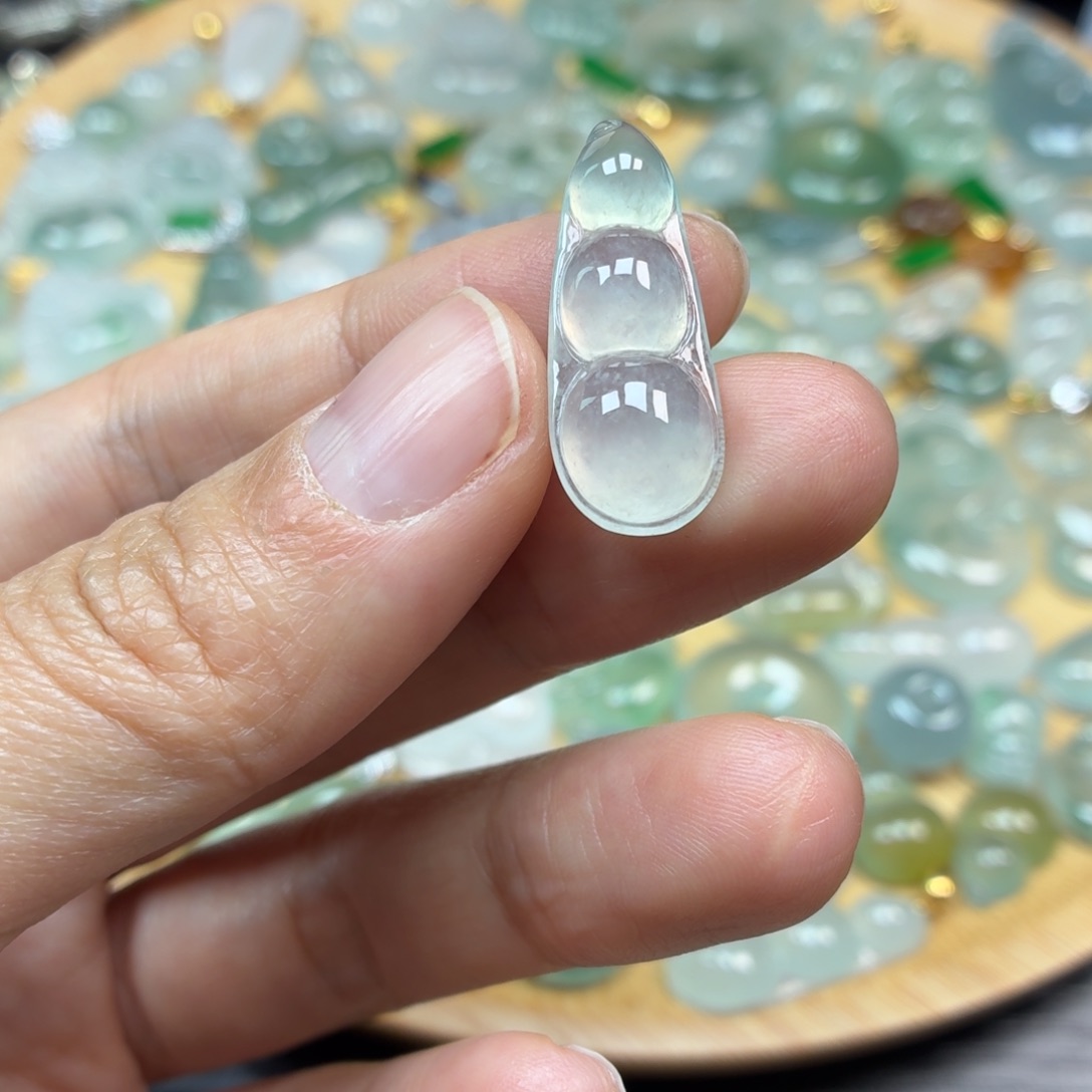 翡翠未镶嵌颈饰豆子