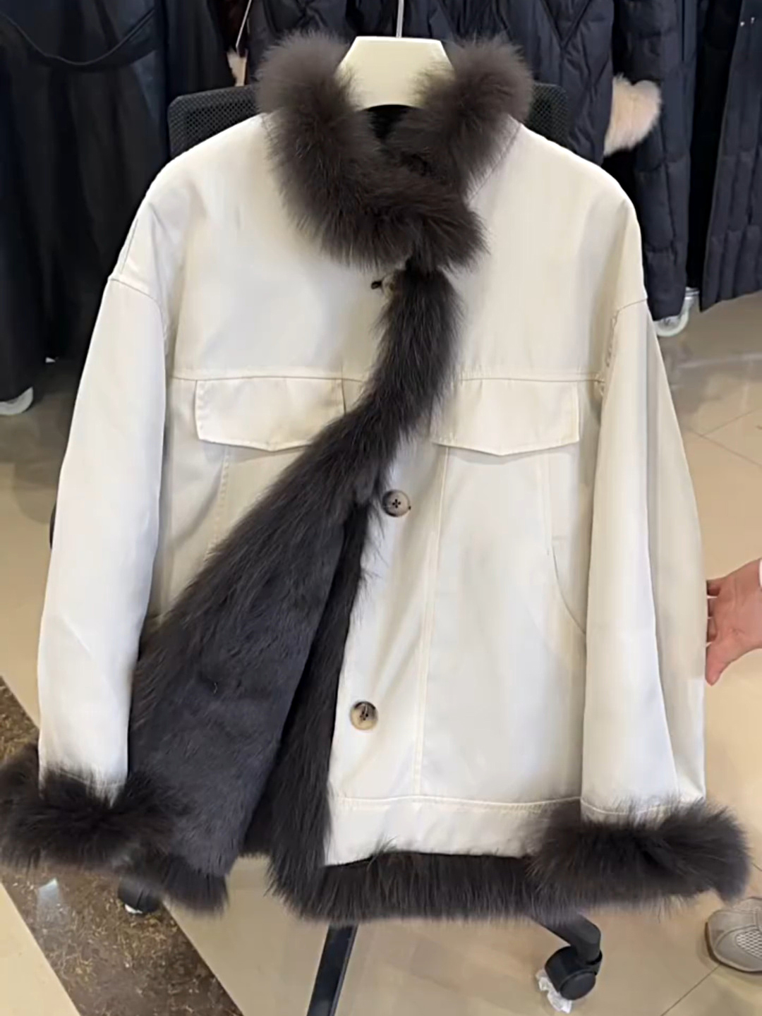 2025年冬季新款时尚毛毛拼接派克服女设计感加厚韩版加绒加厚外套