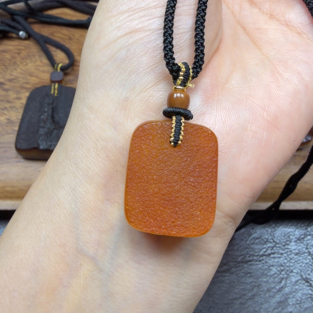 琥珀未镶嵌吊坠(赠链)