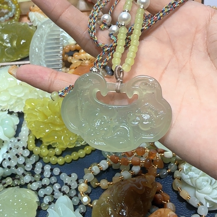 合金蛇纹石玉吊坠