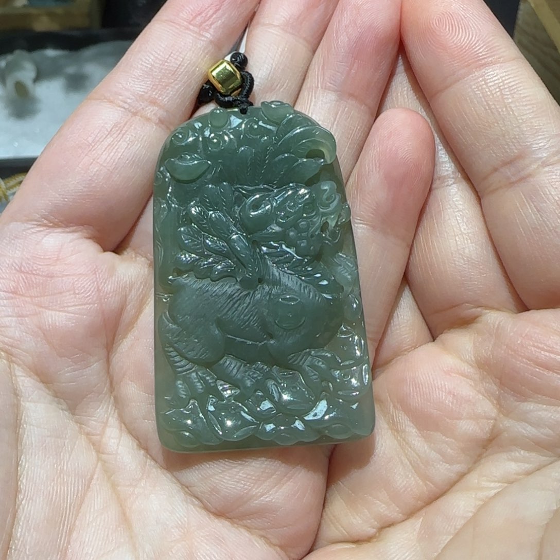 颈饰未镶嵌翡翠。。