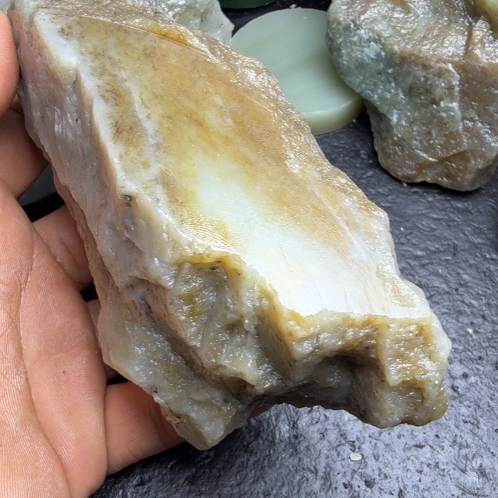 和田玉（糖玉）未镶嵌珠宝奇石