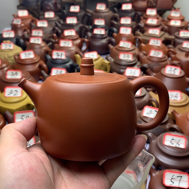 紫砂茶壶时**者宜兴紫砂