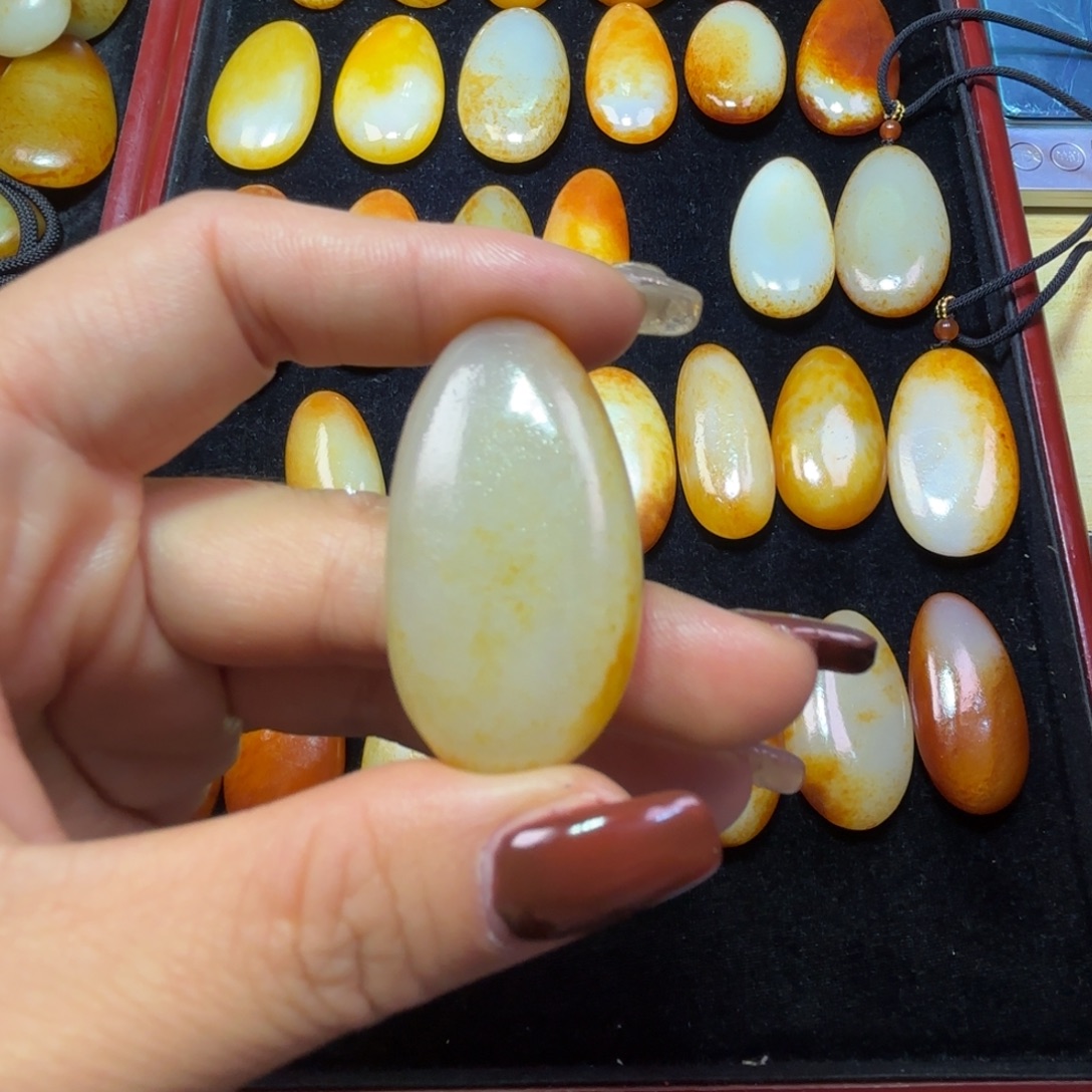 过***客和田玉未镶嵌颈饰