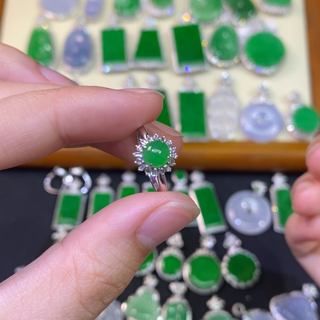 翡翠戒指18K金镶嵌戒指