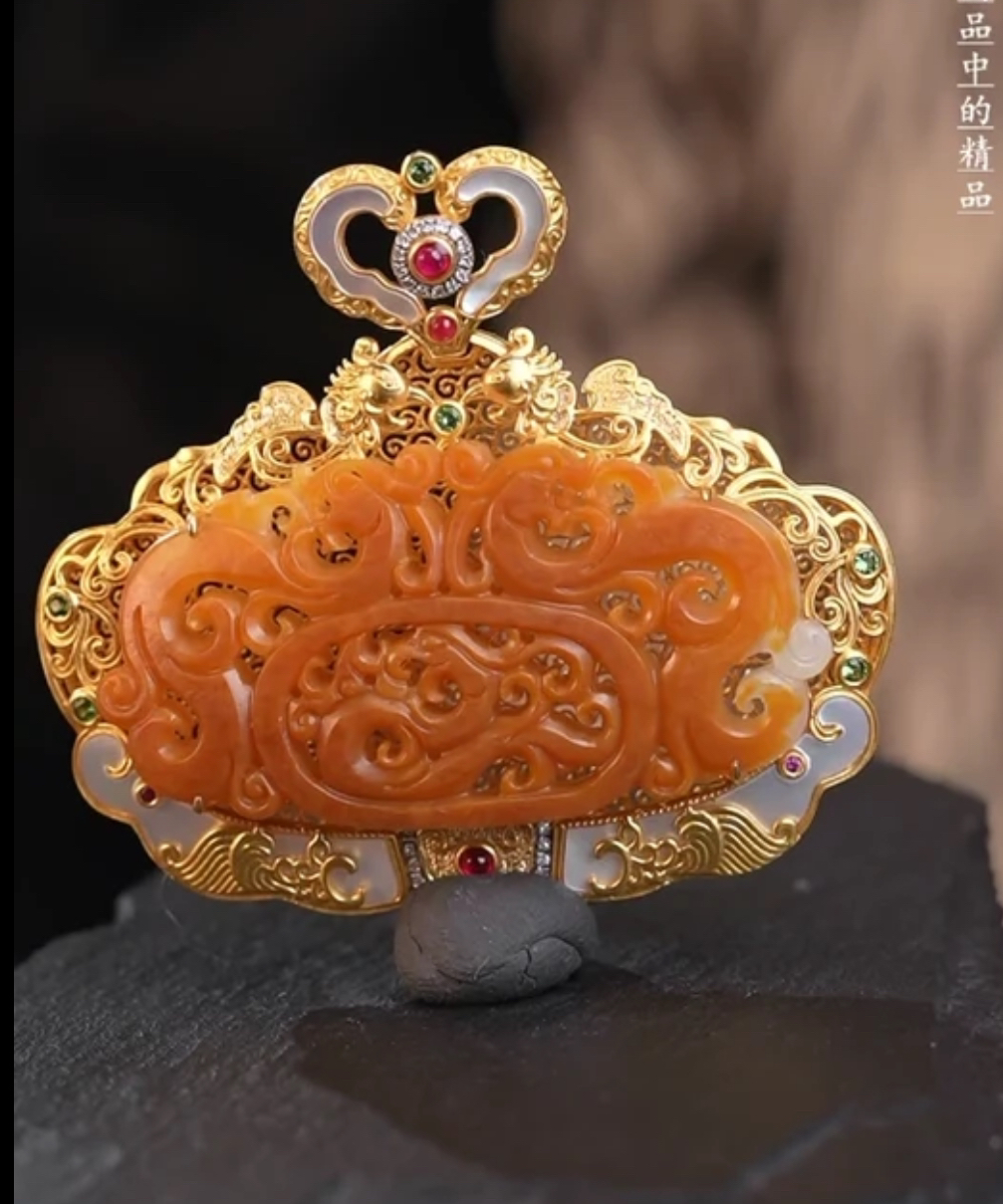 和田玉18K金镶嵌红沁吊坠