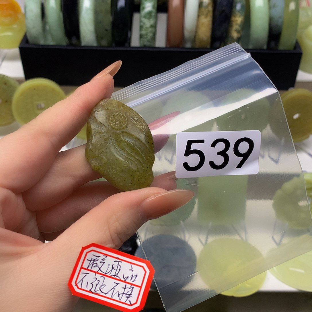 蛇纹石玉颈饰未镶嵌