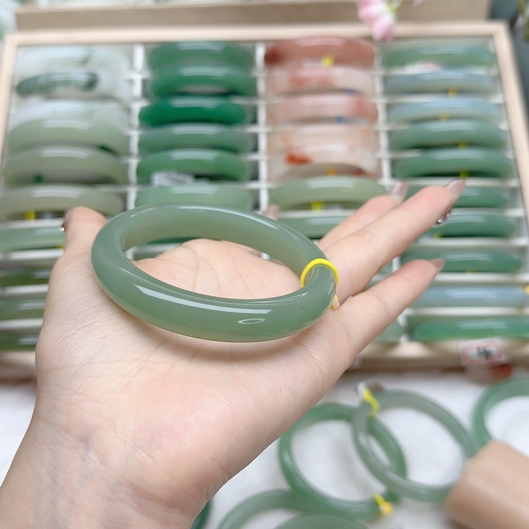 石英质玉手镯未镶嵌58口径