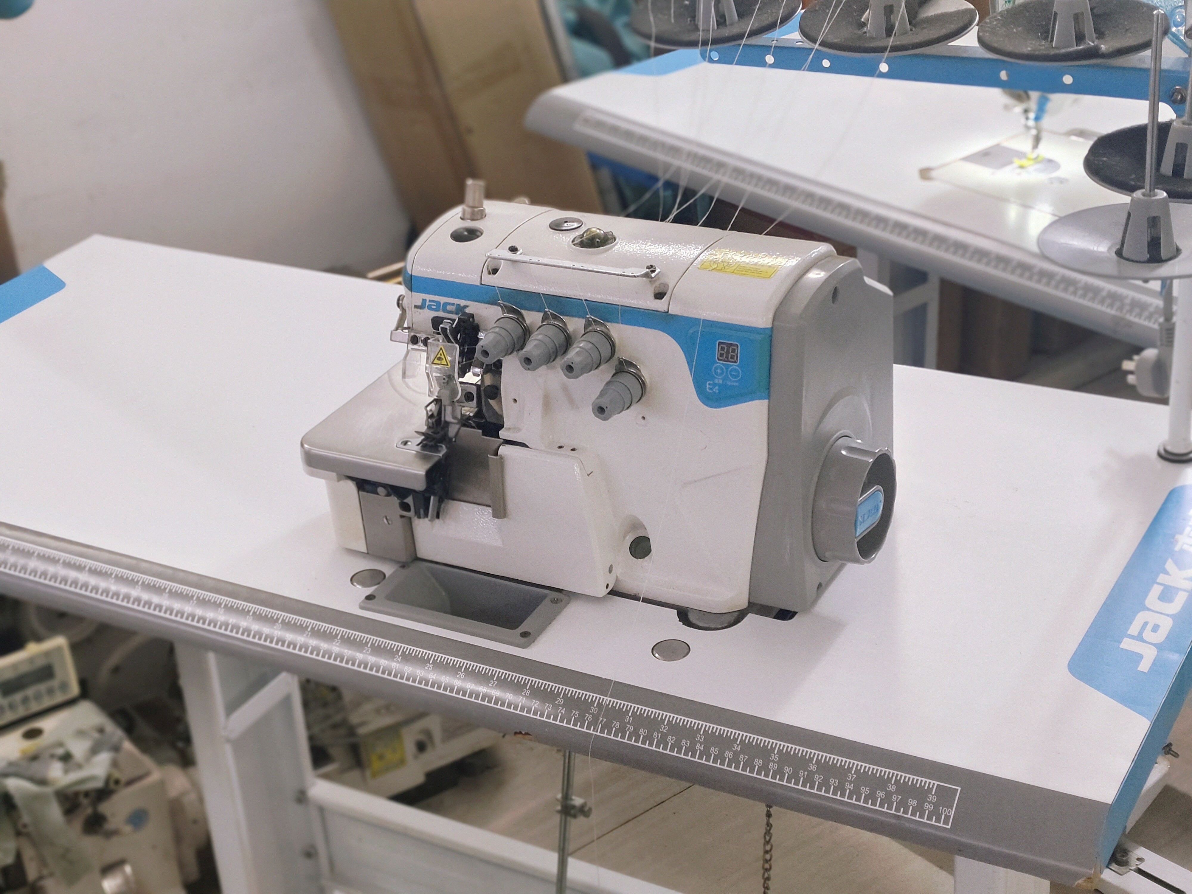 杰克E4直驱一体锁边机四线五线缝纫机高效省力