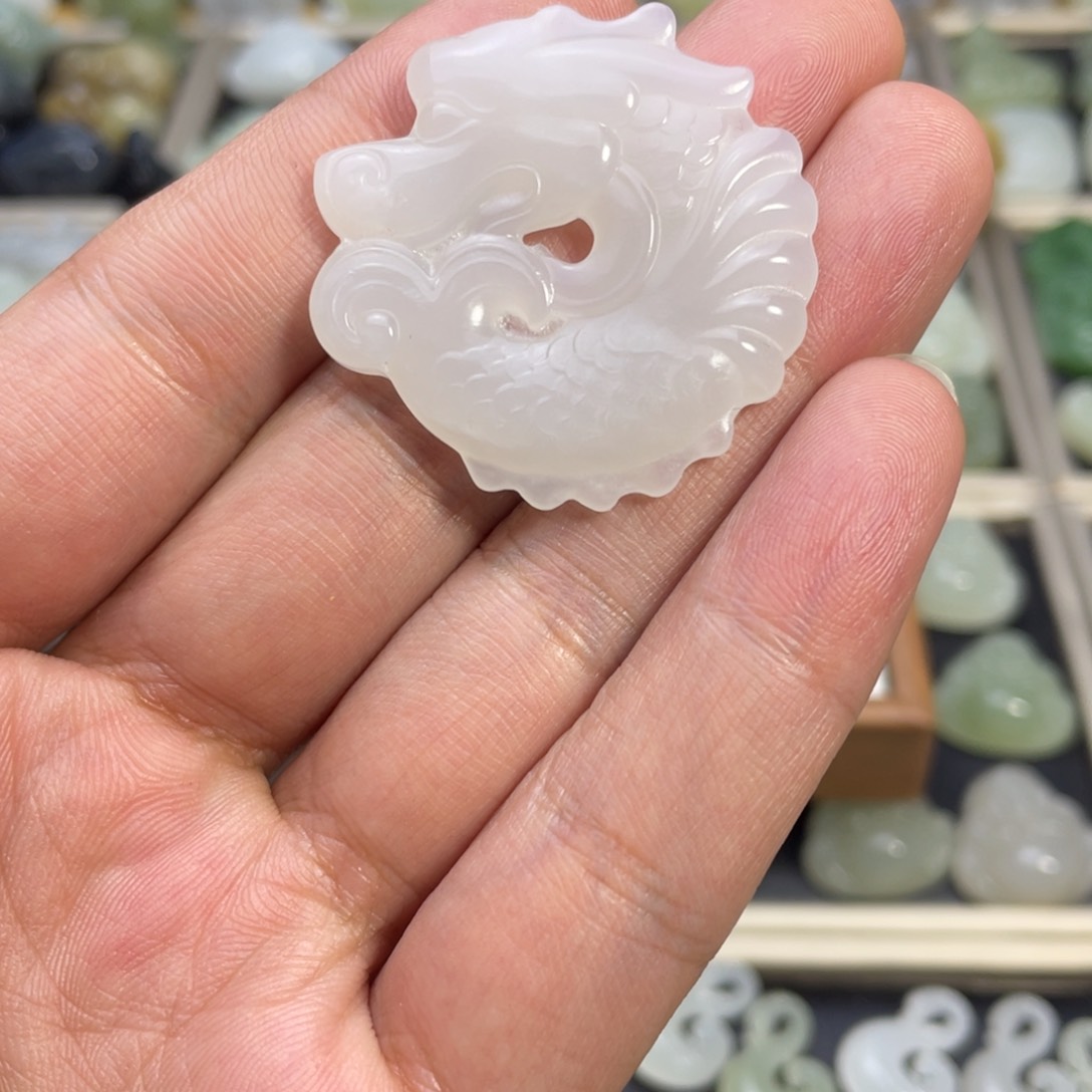 和田玉颈饰未镶嵌鱼化龙吊坠