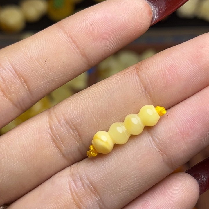 李***头蜜蜡未镶嵌珠宝奇石鸡油黄满蜡设计款灯笼珠